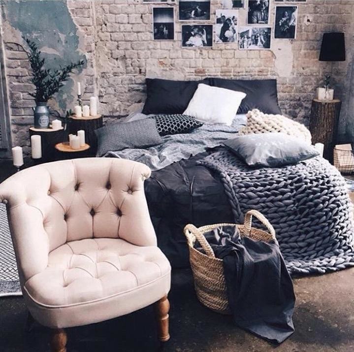 Бежевое кресло арт-деко