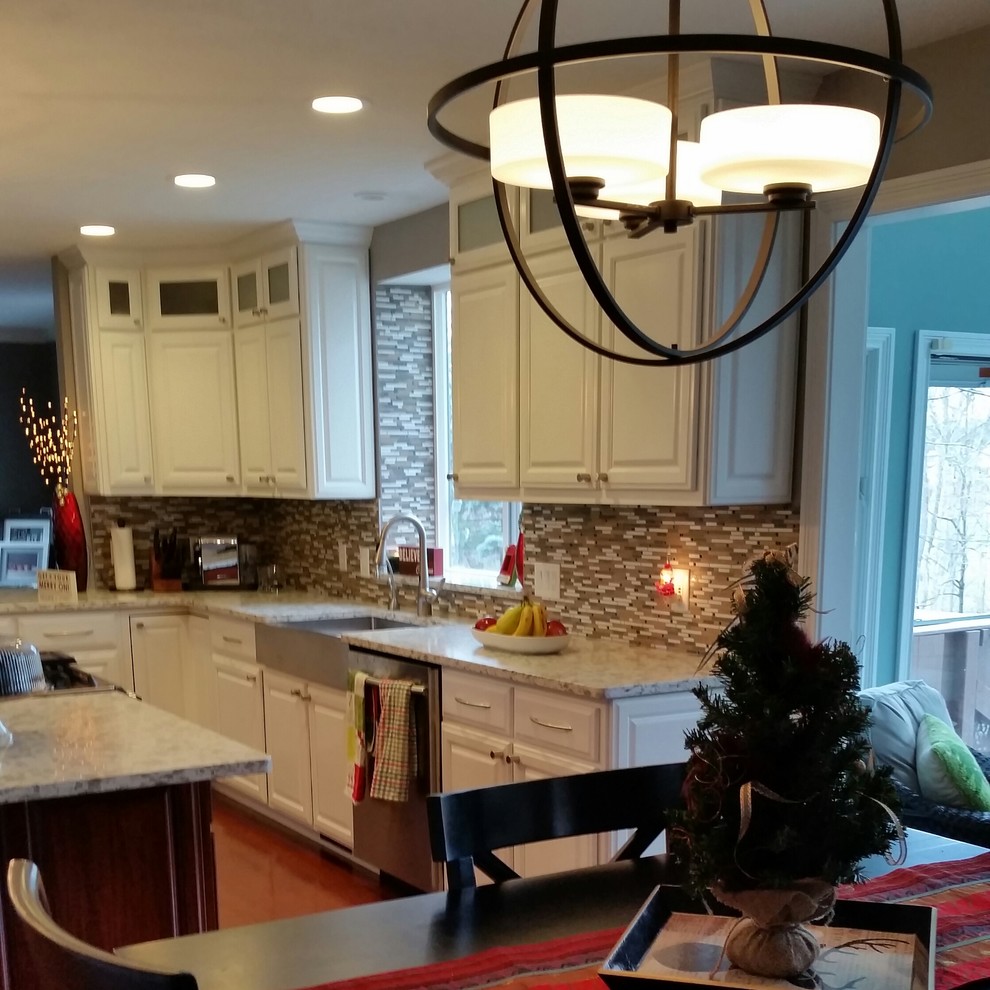 Home design - transitional home design idea with an island