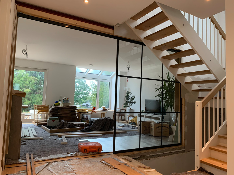 Loft-Schiebetür zwischen Treppe und Wohnbereich