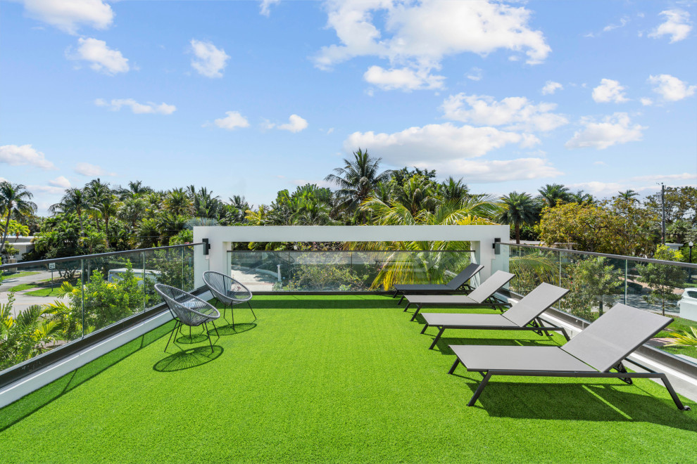 Стильный дизайн: огромный двор на переднем дворе в стиле модернизм с вертикальным садом без защиты от солнца - последний тренд