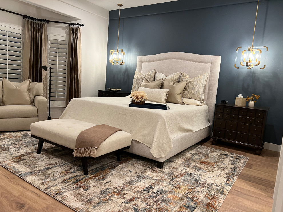 Свежая идея для дизайна: хозяйская спальня среднего размера в стиле неоклассика (современная классика) с синими стенами, полом из ламината и коричневым полом - отличное фото интерьера