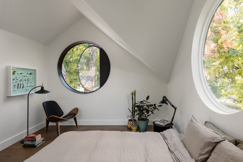 На фото: маленькая хозяйская спальня в современном стиле с белыми стенами, темным паркетным полом, коричневым полом и сводчатым потолком для на участке и в саду