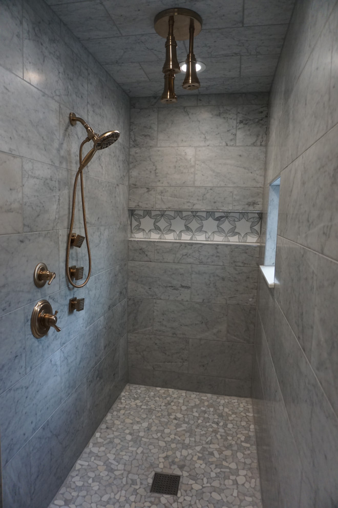 Свежая идея для дизайна: большая главная ванная комната в стиле модернизм с отдельно стоящей ванной, открытым душем, серой плиткой, мраморной плиткой, полом из галечной плитки, серым полом и нишей - отличное фото интерьера