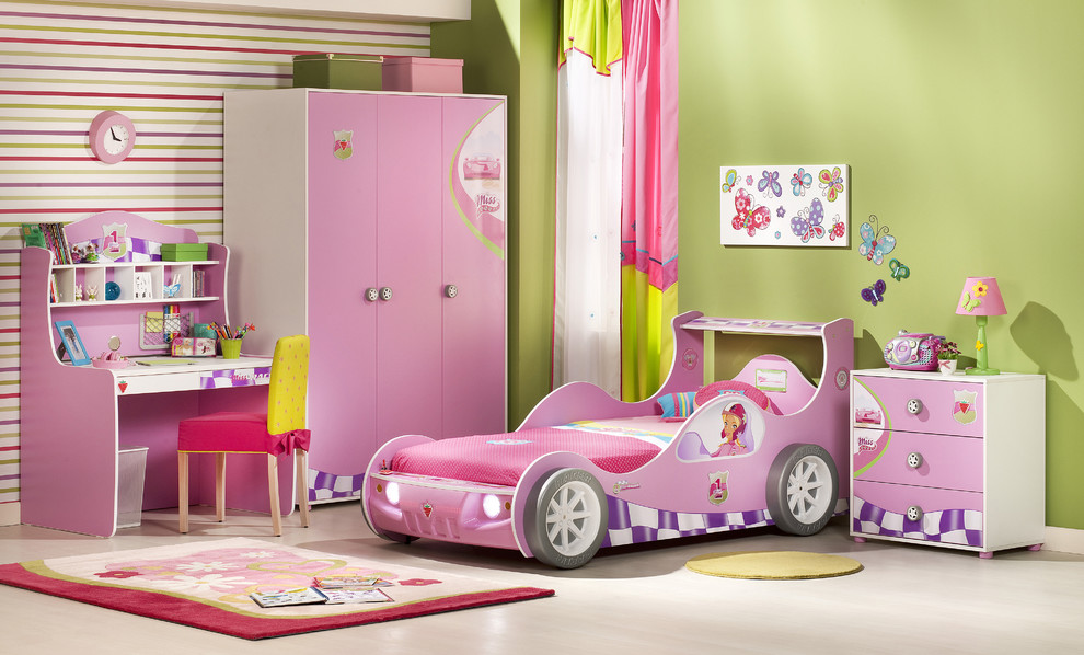 Inspiration for a modern girl kids' bedroom remodel in Miami