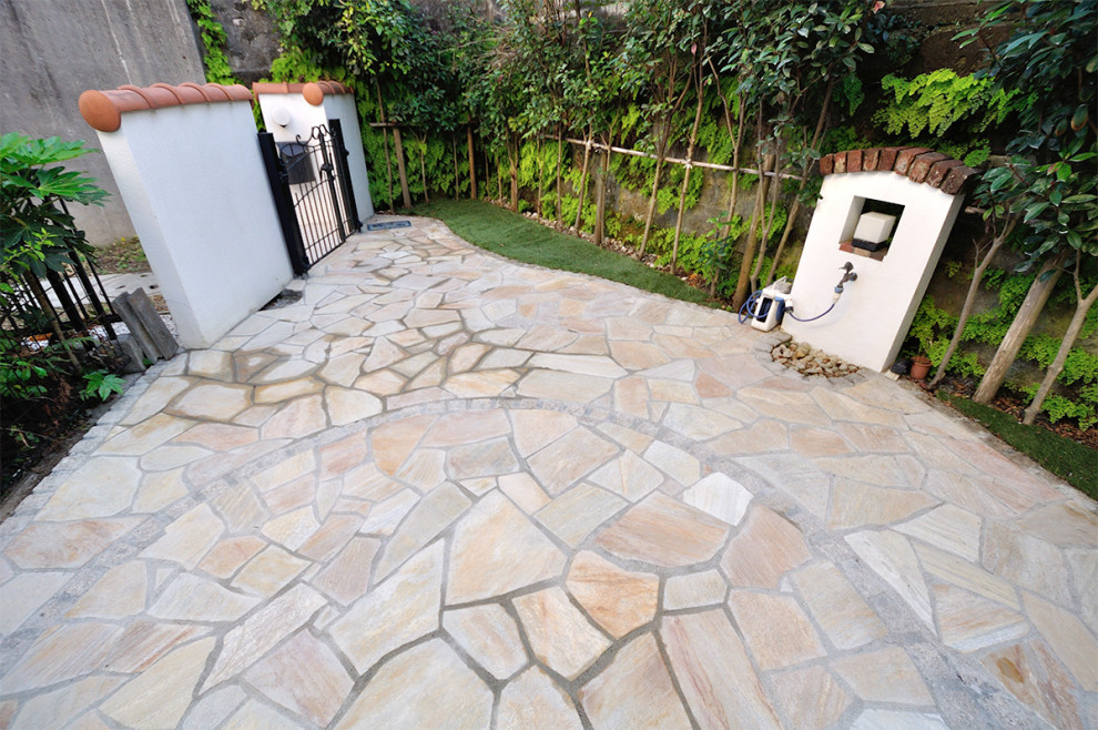 Foto de patio mediterráneo de tamaño medio en patio delantero con adoquines de piedra natural