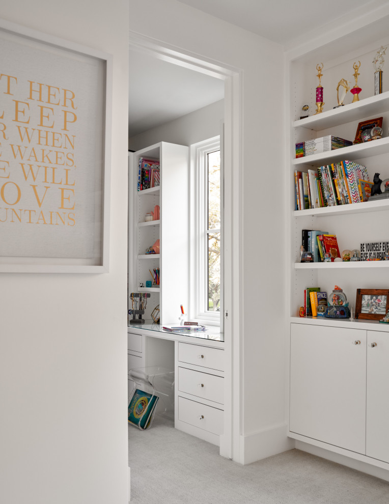 Transitional home design photo in Dallas