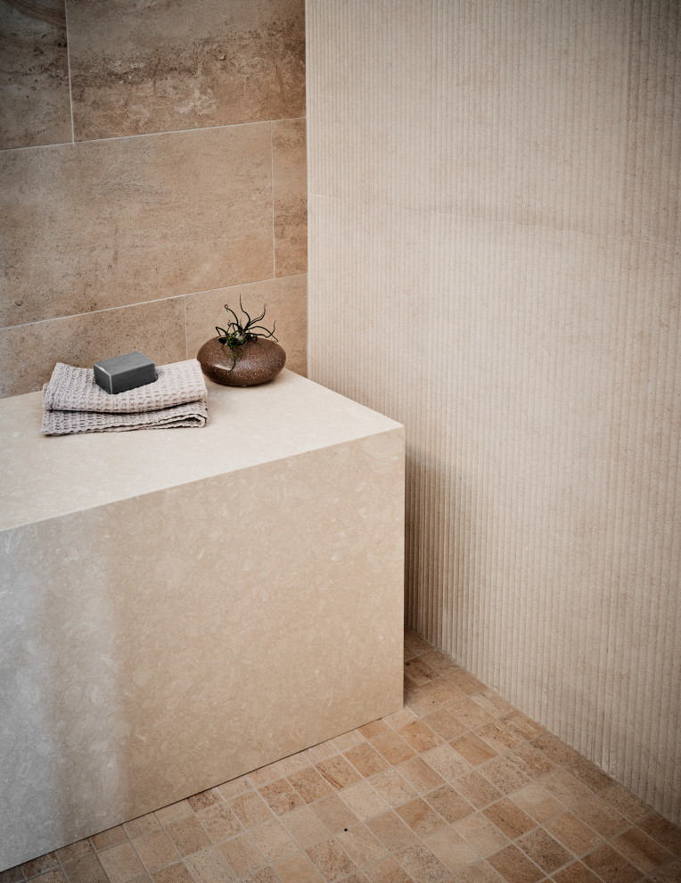 На фото: ванная комната среднего размера в стиле модернизм с угловым душем, оранжевой плиткой, керамической плиткой, оранжевыми стенами, полом из керамической плитки, оранжевым полом и открытым душем