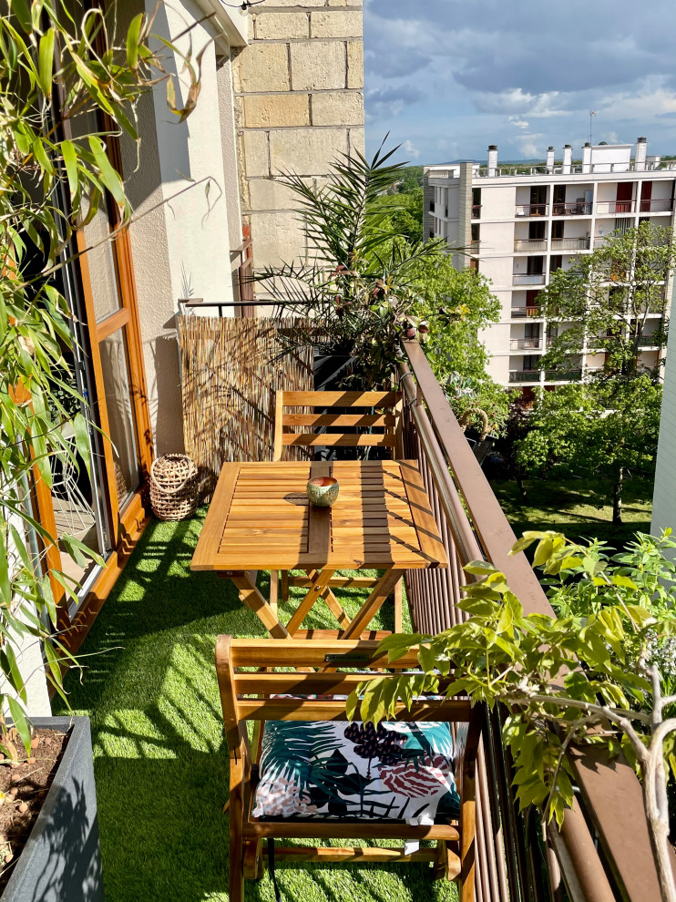 Kleiner Moderner Balkon mit Sichtschutz in Paris