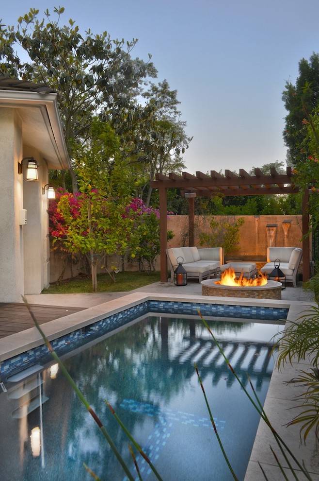 This is an example of a contemporary pool in Los Angeles.