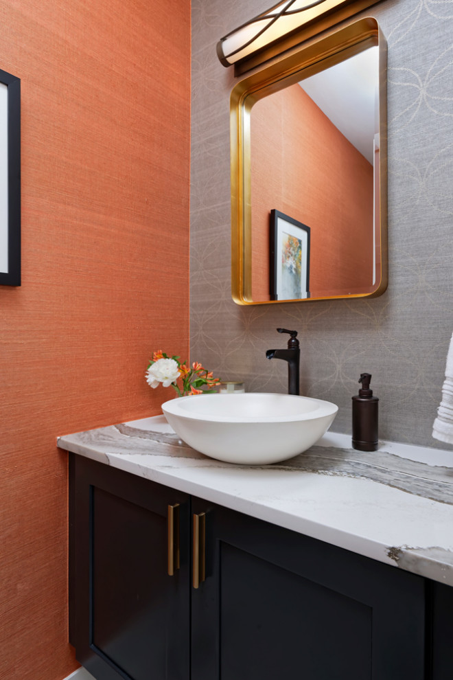 Mittelgroße Moderne Gästetoilette mit Schrankfronten im Shaker-Stil, schwarzen Schränken, Toilette mit Aufsatzspülkasten, oranger Wandfarbe, Einbauwaschbecken, Granit-Waschbecken/Waschtisch, weißer Waschtischplatte und eingebautem Waschtisch in Denver