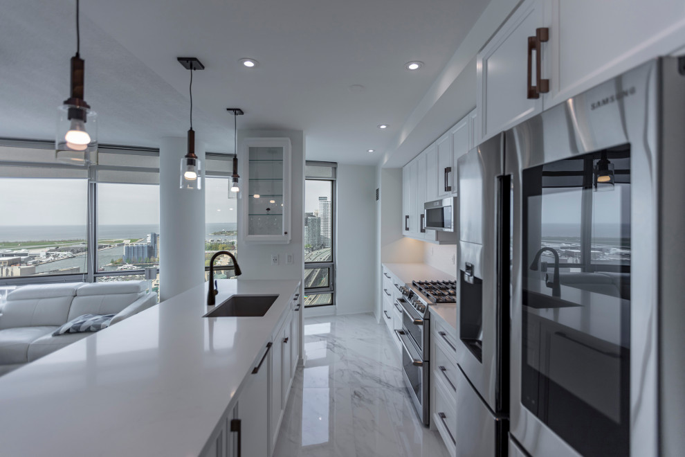 Kitchen - transitional kitchen idea in Toronto