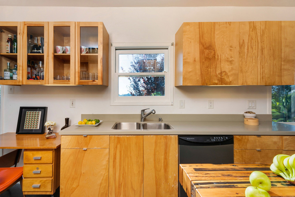 Retro inredning av ett mellanstort kök, med släta luckor, skåp i ljust trä, bänkskiva i kvarts, rostfria vitvaror, skiffergolv, en dubbel diskho, orange stänkskydd och en köksö