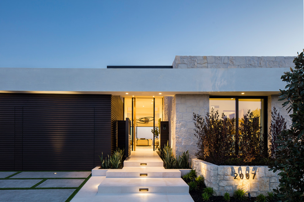 Стильный дизайн: одноэтажный, разноцветный частный загородный дом в стиле модернизм с облицовкой из камня и плоской крышей - последний тренд