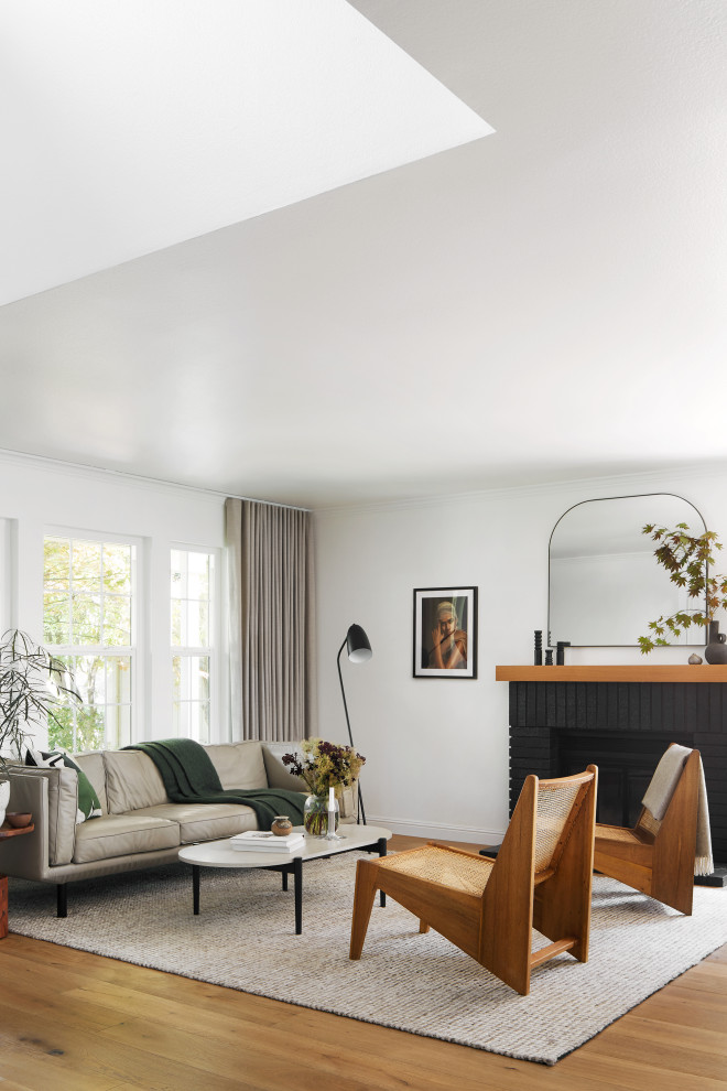 Diseño de salón minimalista de tamaño medio con paredes blancas