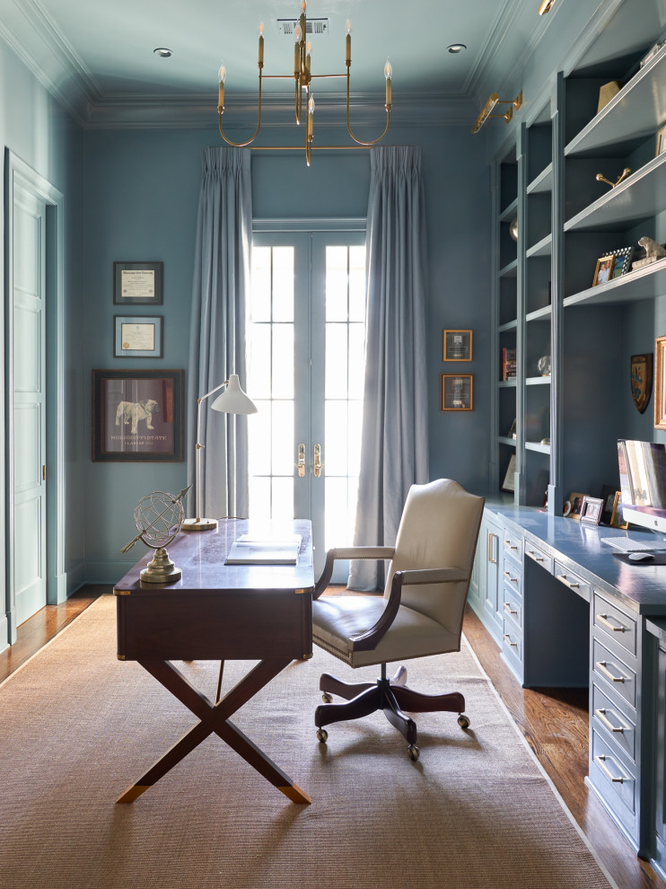 Inspiration för klassiska arbetsrum, med blå väggar, mellanmörkt trägolv, ett fristående skrivbord och brunt golv