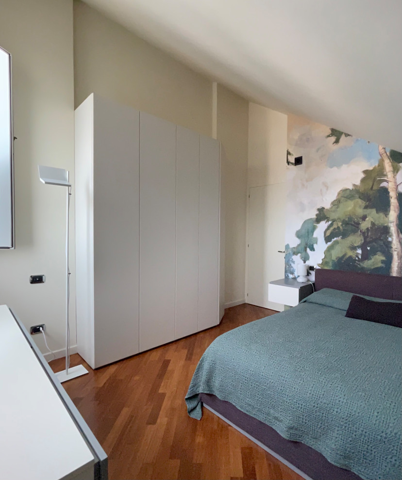 Modernes Hauptschlafzimmer mit beiger Wandfarbe, gebeiztem Holzboden, braunem Boden und Tapetenwänden in Sonstige