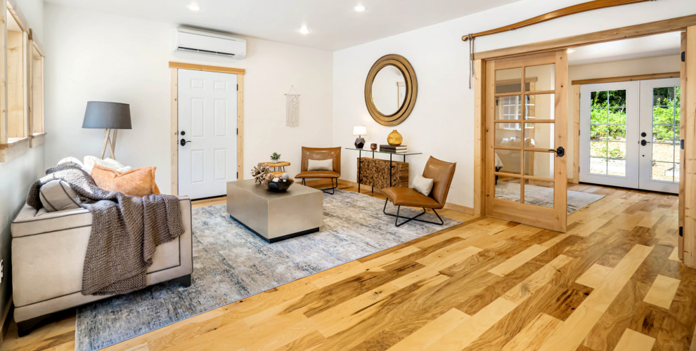Example of a mountain style home design design in Seattle