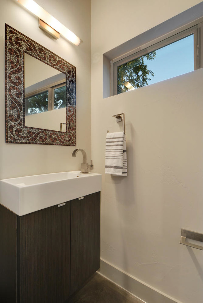Example of a minimalist home design design in Austin