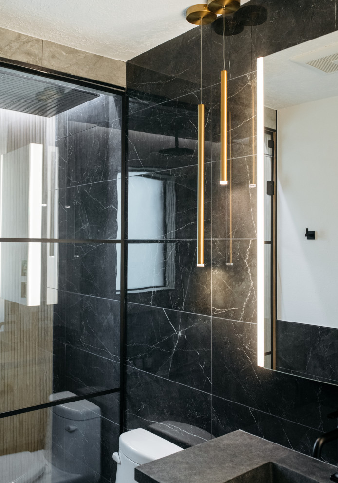 Свежая идея для дизайна: ванная комната в современном стиле с душем в нише, черной плиткой, душевой кабиной, монолитной раковиной, серой столешницей и тумбой под одну раковину - отличное фото интерьера