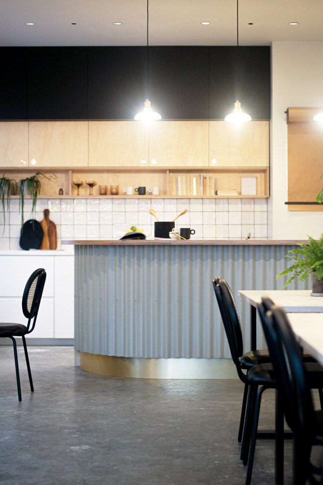 Kleine Moderne Wohnküche mit grauer Wandfarbe, Betonboden, grauem Boden und eingelassener Decke in London