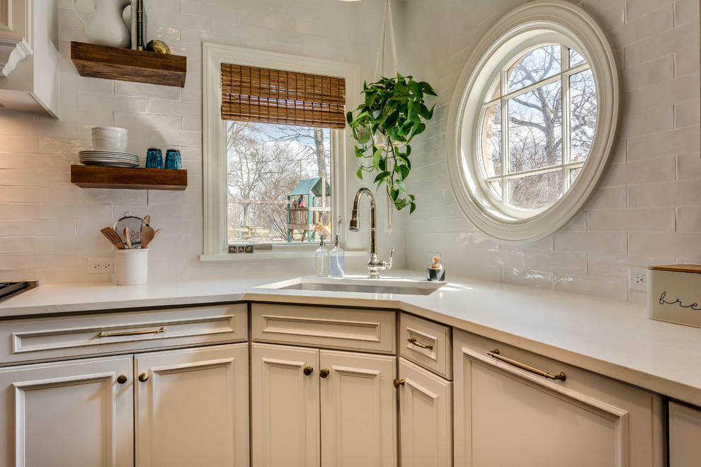 Kitchen - transitional kitchen idea in Chicago