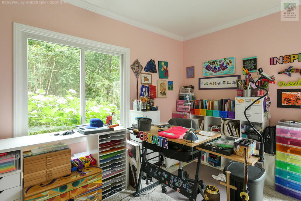 Idéer för att renovera ett mellanstort hobbyrum, med rosa väggar, heltäckningsmatta, ett fristående skrivbord och beiget golv