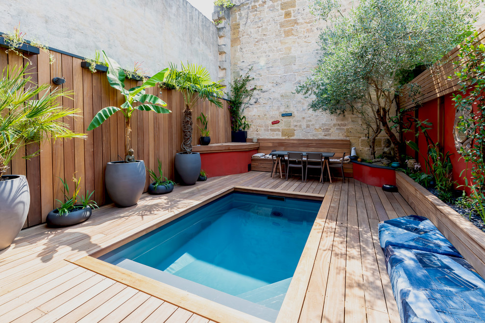 This is an example of a small mediterranean courtyard partial sun garden in Bordeaux with a container garden and decking.