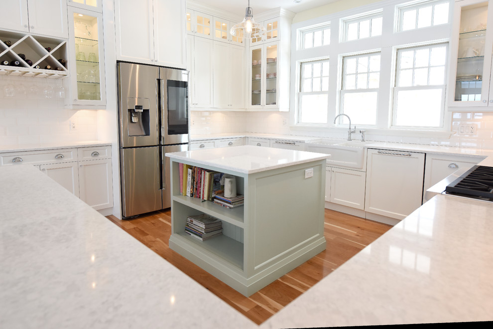 Kitchen - transitional kitchen idea in Toronto