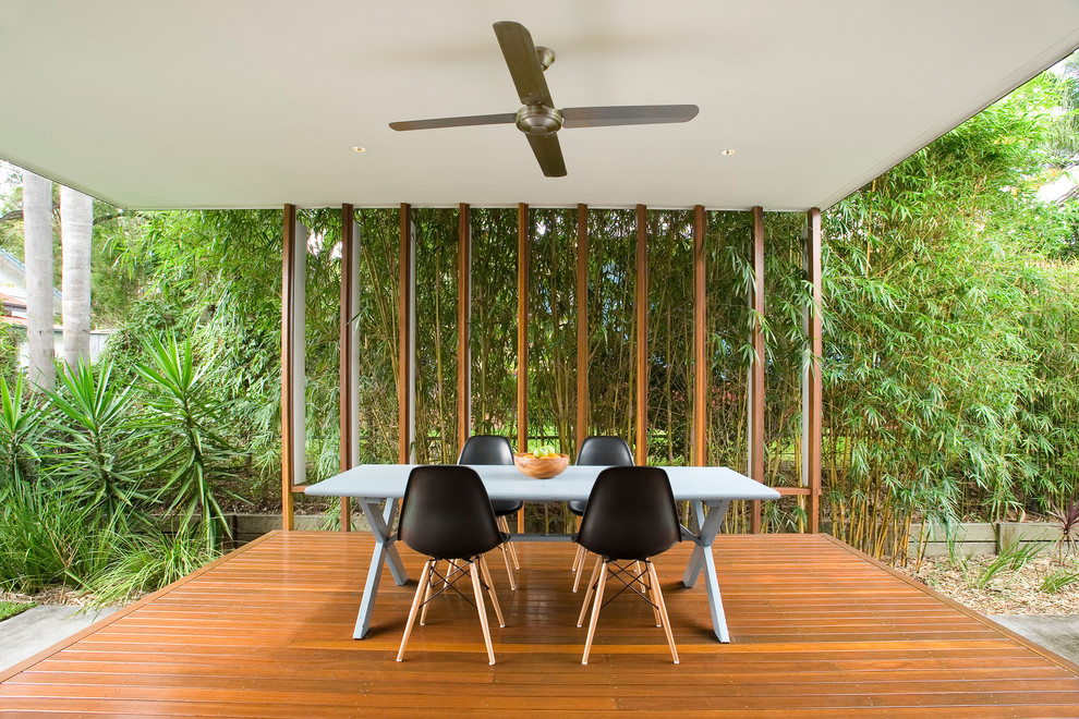 Modern side yard deck in Brisbane with a roof extension.