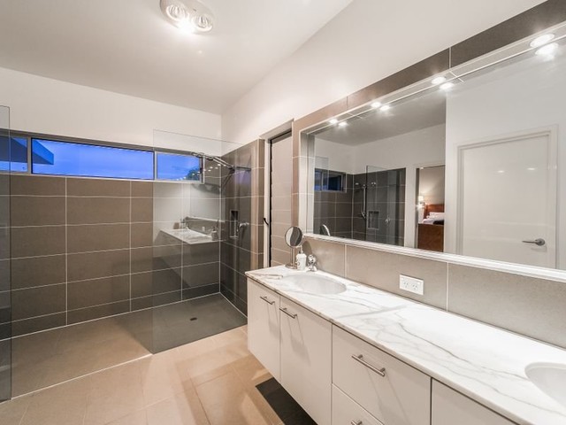 Yeronga contemporary-badrum