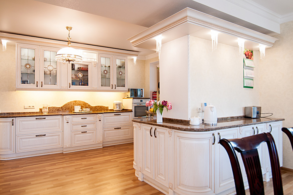 Изящный классический кухонный гарнитур