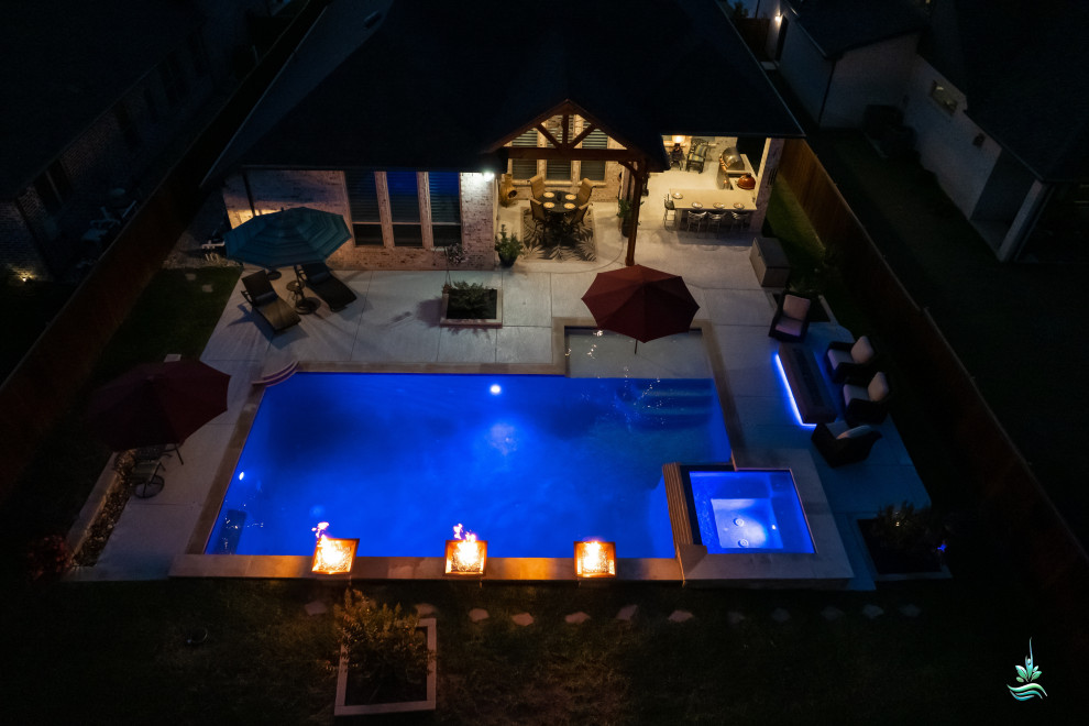 Diseño de piscinas y jacuzzis naturales vintage grandes a medida en patio trasero con losas de hormigón
