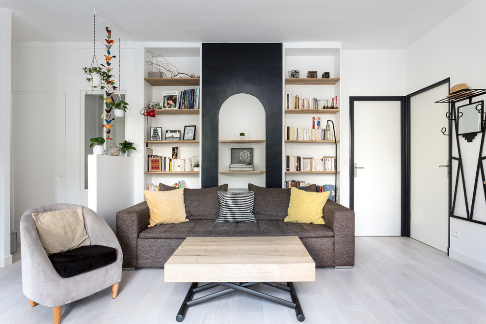 Mid-sized contemporary open concept living room in Paris with a library, white walls, light hardwood floors, grey floor, no fireplace and no tv.