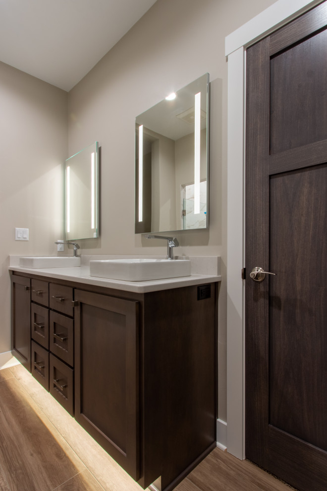 Example of a transitional home design design in Milwaukee