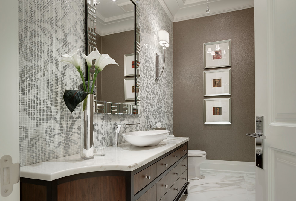 Inspiration for a mid-sized modern bathroom in Toronto with glass tile.