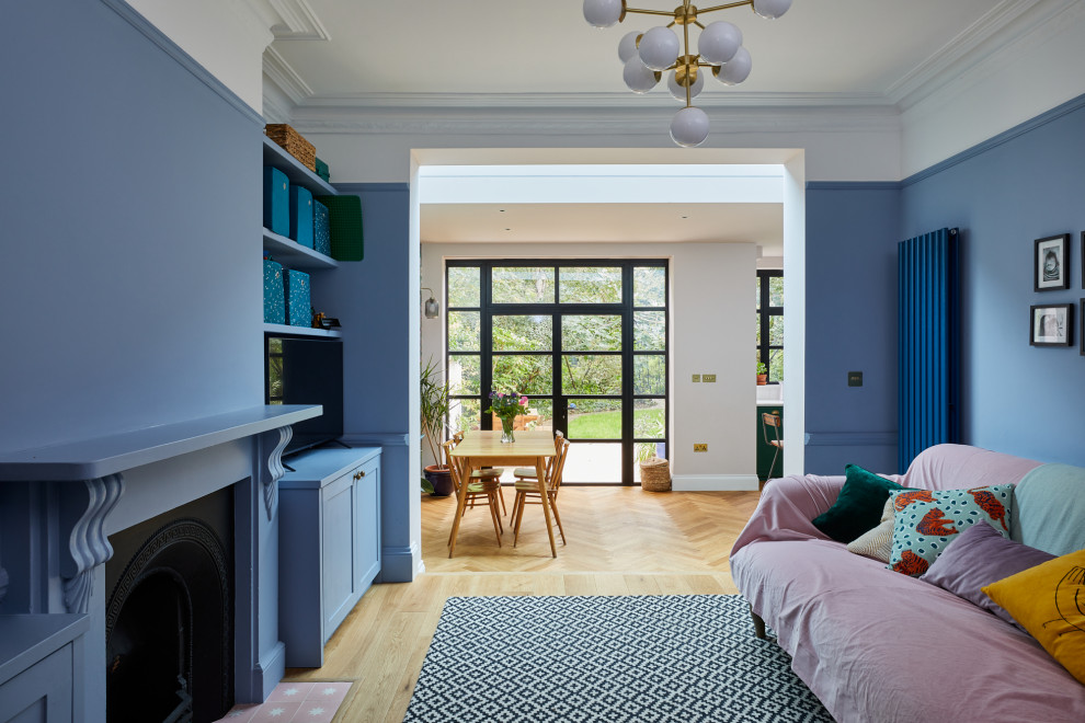 Foto de sala de estar tradicional renovada con paredes azules
