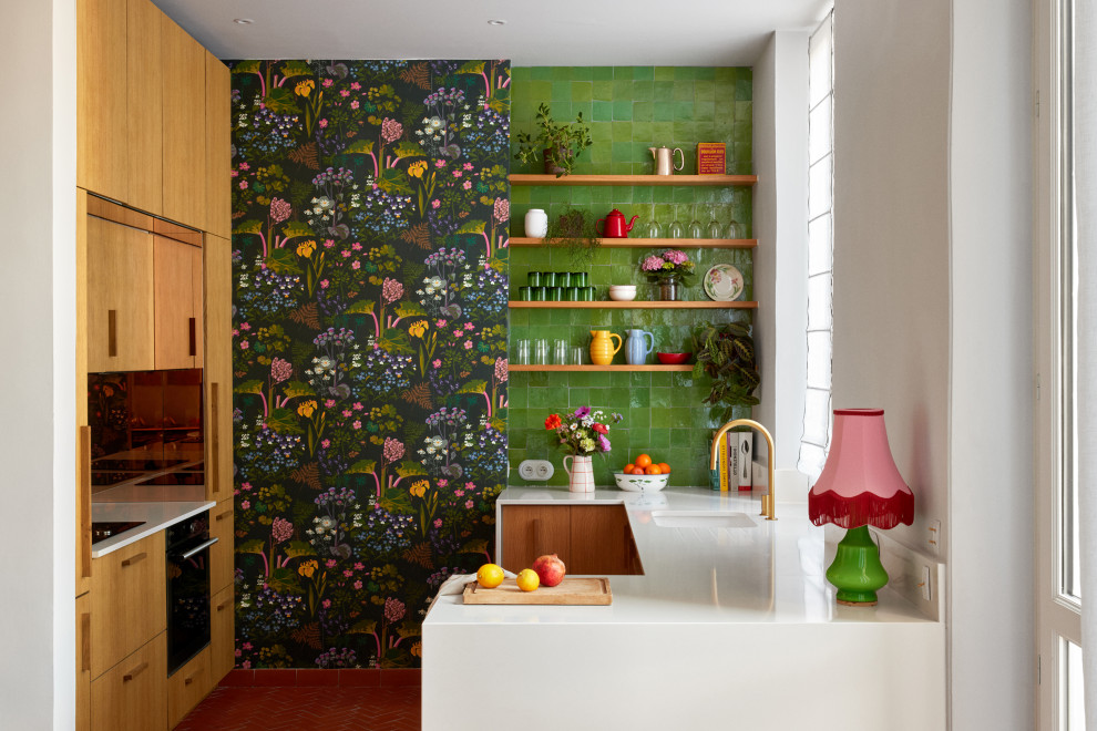 Immagine di una cucina contemporanea di medie dimensioni con ante lisce, ante in legno chiaro, top in quarzite, paraspruzzi a specchio, pavimento in terracotta, top bianco, lavello sottopiano, paraspruzzi verde e pavimento rosso