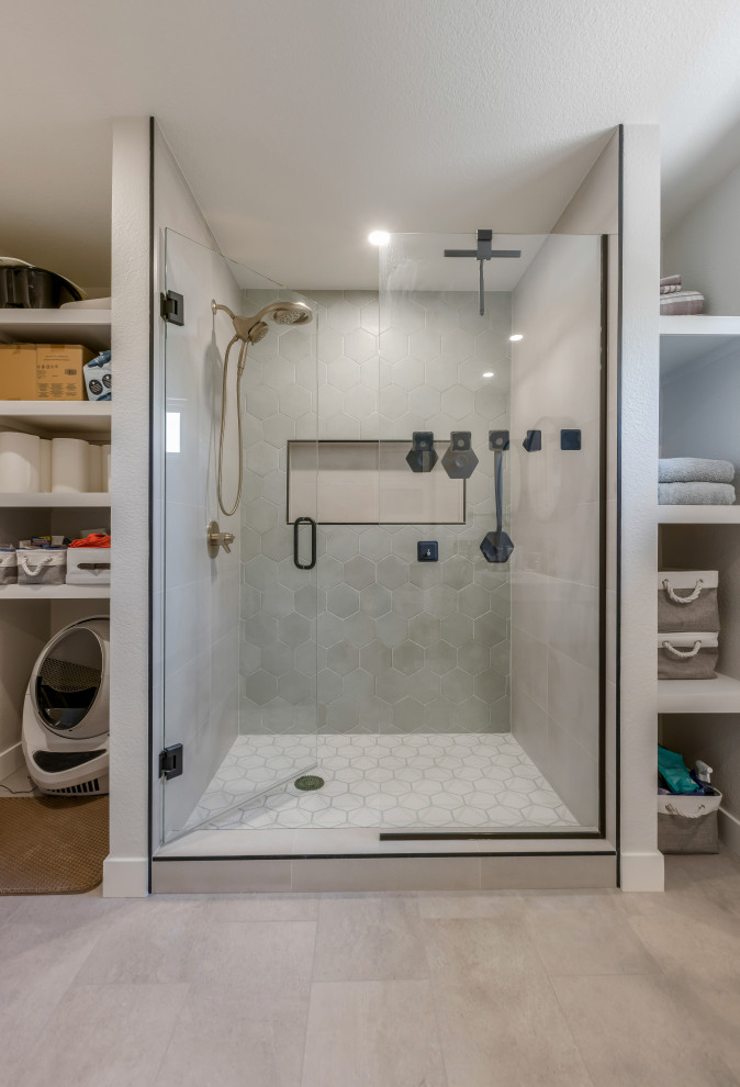 Пример оригинального дизайна: большая главная ванная комната в стиле неоклассика (современная классика) с душем в нише, зеленой плиткой, керамогранитной плиткой, серыми стенами, полом из керамогранита, серым полом, душем с распашными дверями и нишей