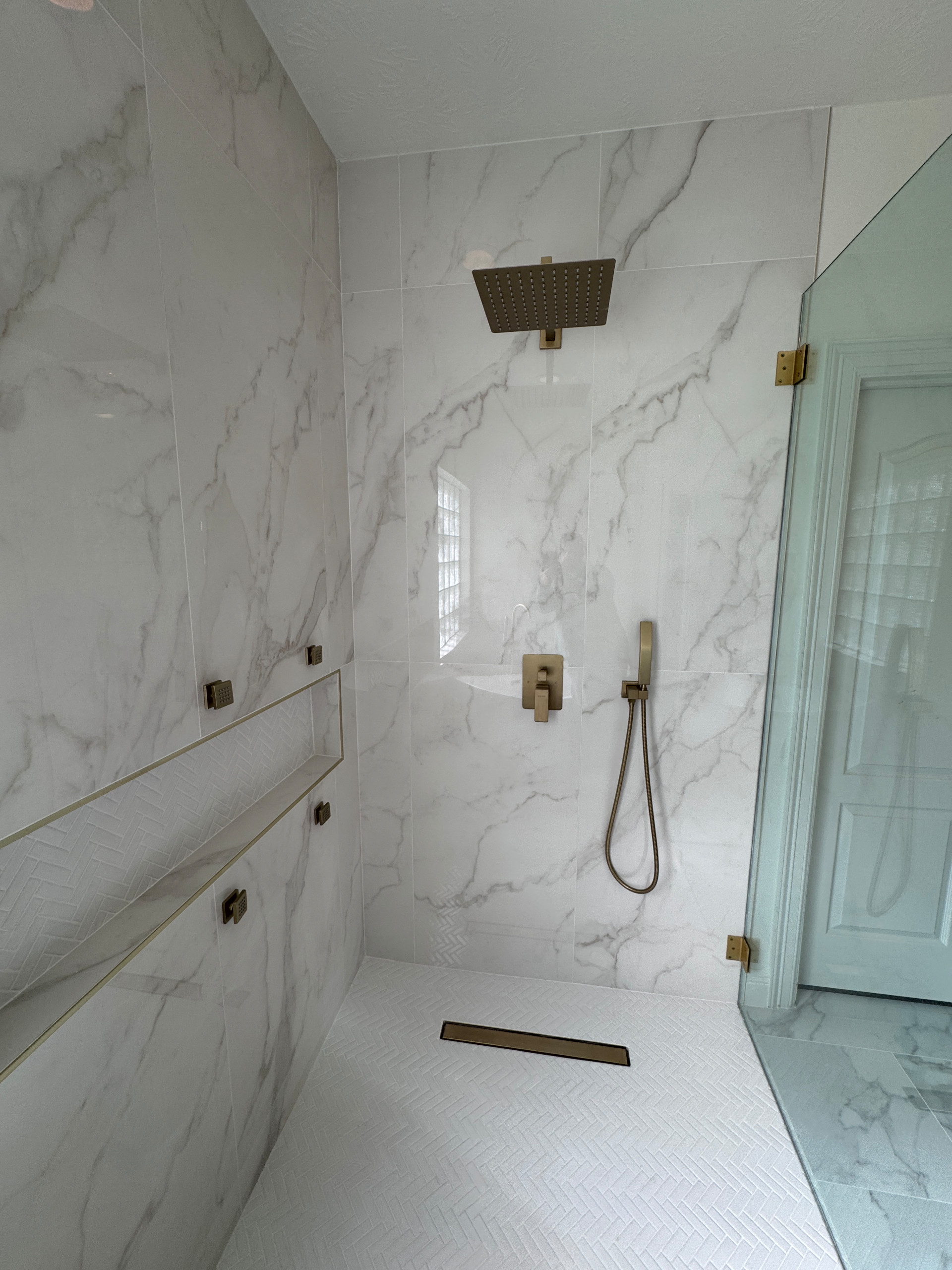 Contemporary Master Bathroom in Katy