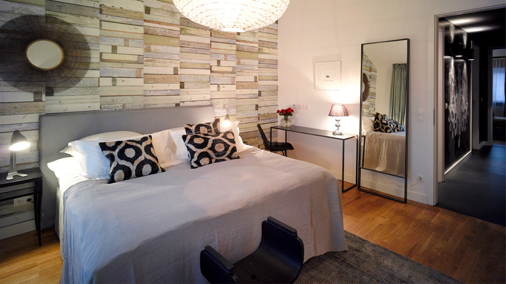 Hauptschlafzimmer ohne Kamin mit weißer Wandfarbe und braunem Holzboden in Berlin