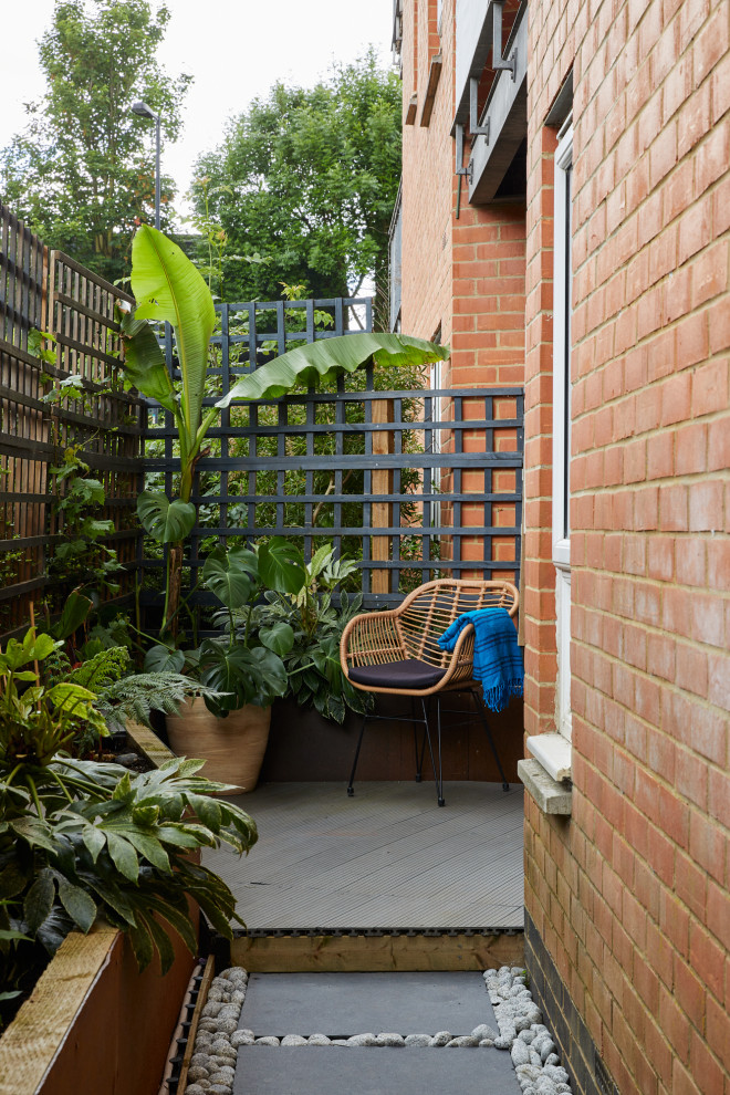 Ispirazione per un piccolo giardino contemporaneo esposto a mezz'ombra nel cortile laterale in primavera con pedane e recinzione in legno