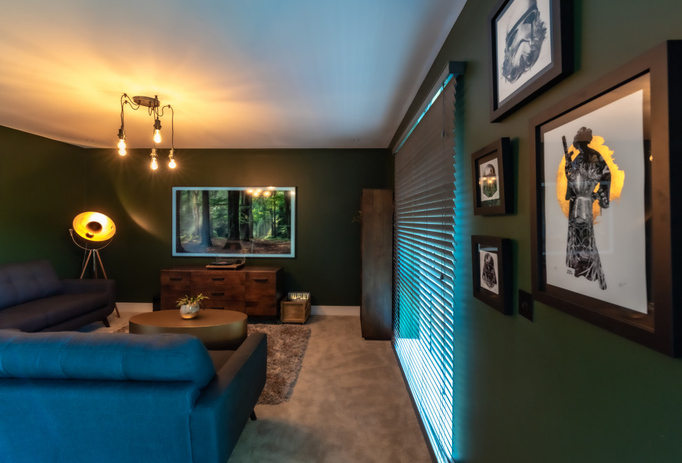 На фото: открытая гостиная комната среднего размера:: освещение в стиле лофт с музыкальной комнатой, зелеными стенами, ковровым покрытием, телевизором на стене и серым полом с