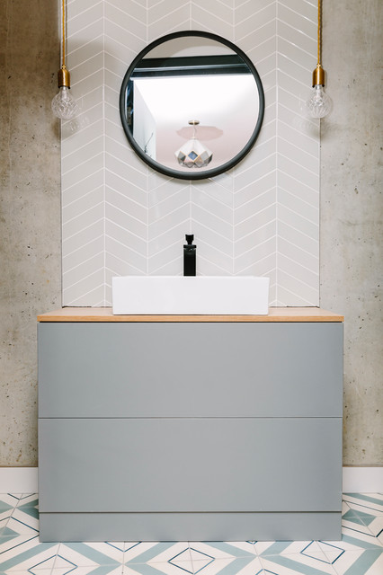 Geometric Ensuite Bathroom trendy-lille-badevaerelse