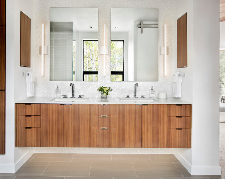 Cette photo montre une salle de bain tendance de taille moyenne avec une baignoire indépendante, un espace douche bain, un mur blanc, un lavabo encastré, meuble double vasque et meuble-lavabo encastré.