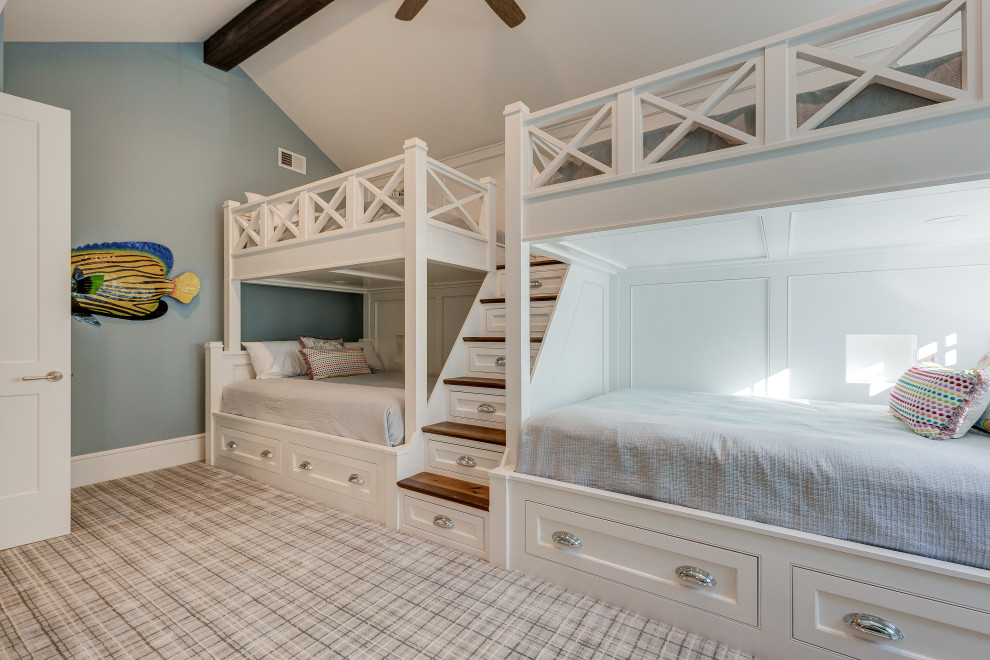 Идея дизайна: гостевая спальня среднего размера, (комната для гостей) в морском стиле с синими стенами, ковровым покрытием, бежевым полом, сводчатым потолком и кроватью в нише