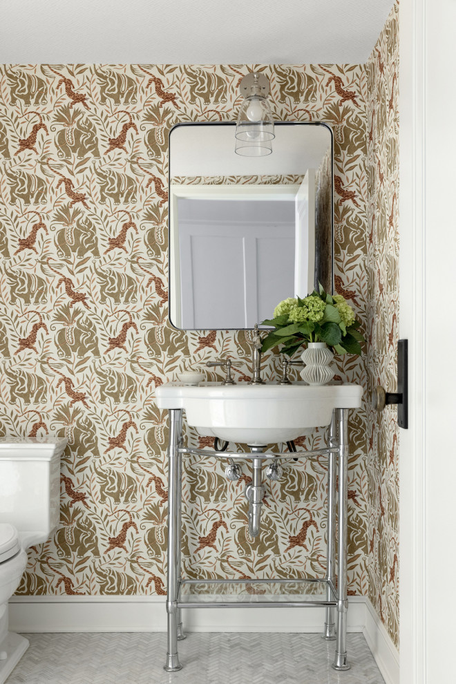 Источник вдохновения для домашнего уюта: ванная комната в классическом стиле с тумбой под одну раковину, напольной тумбой и обоями на стенах
