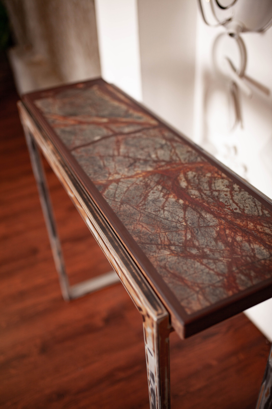 Консоль из натурального камня с дубовой окантовкой