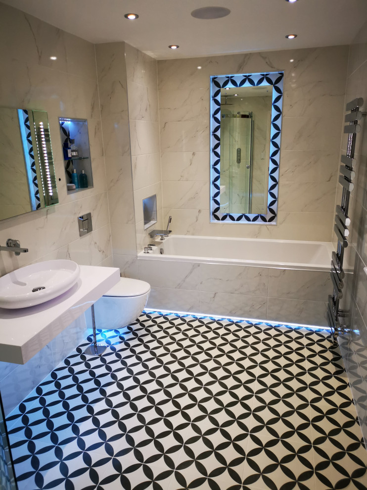 Großes Modernes Badezimmer En Suite mit Einbaubadewanne, Eckdusche, weißen Fliesen, Porzellanfliesen, Porzellan-Bodenfliesen, Quarzwerkstein-Waschtisch, buntem Boden, Schiebetür-Duschabtrennung, Wandnische, Einzelwaschbecken und schwebendem Waschtisch in West Midlands