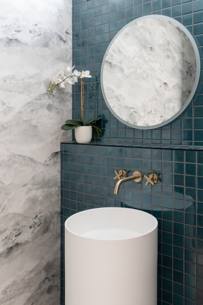 Inspiration för moderna vitt toaletter, med grön kakel, keramikplattor, flerfärgade väggar, ljust trägolv, ett piedestal handfat och bänkskiva i akrylsten