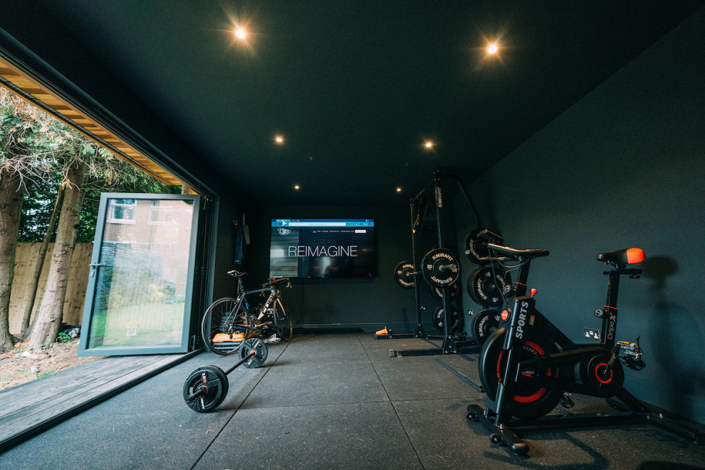 Multifunktionaler, Mittelgroßer Moderner Fitnessraum mit schwarzer Wandfarbe in Surrey